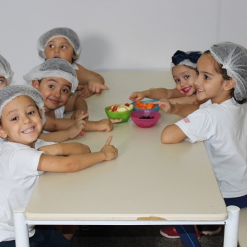 Aula de culinária na escola de educação infantil bilíngue