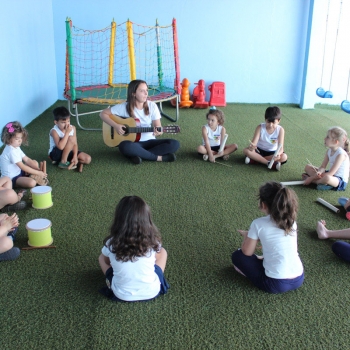 Aula de música na escola de educação infantil bilíngue