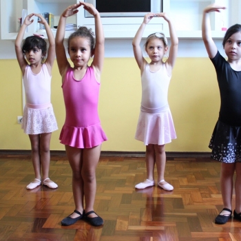 Meninas na aula de ballet da Bi-Bilíngue