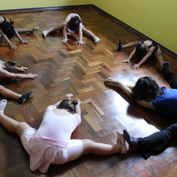 Meninas na aula de ballet da Bi-Bilíngue