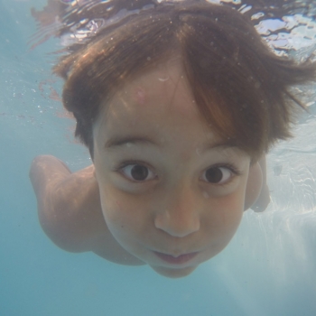 Aula de natação na escola de educação infantil bilíngue